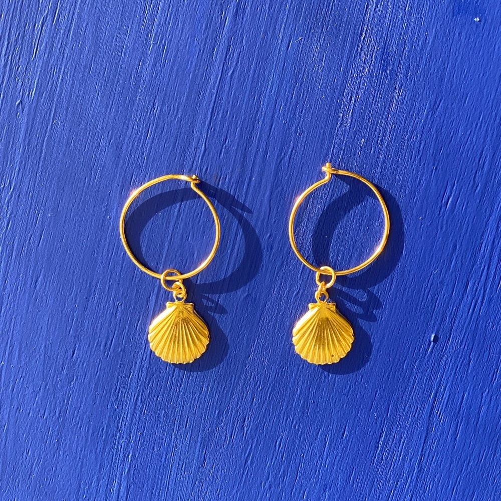 Poppy Chain Shell Hoop Earrings